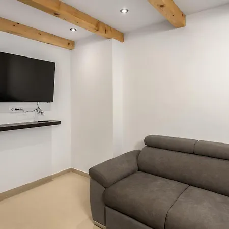 2 Bedroom Lovely In Apartament *