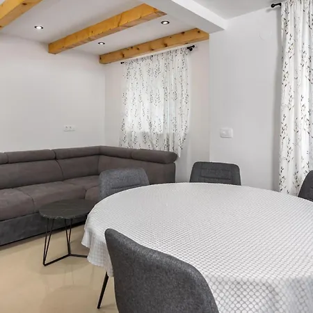 Apartament 2 Bedroom Lovely In Brseč