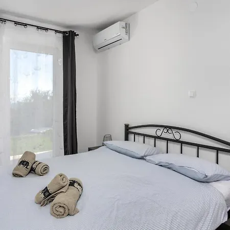 2 Bedroom Lovely In Apartament Brseč